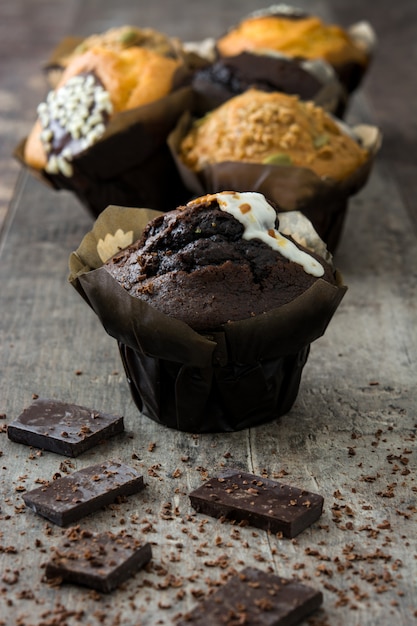 Varietà di muffin su una tavola di legno