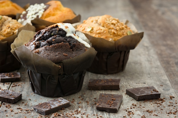 Varietà di muffin su una tavola di legno