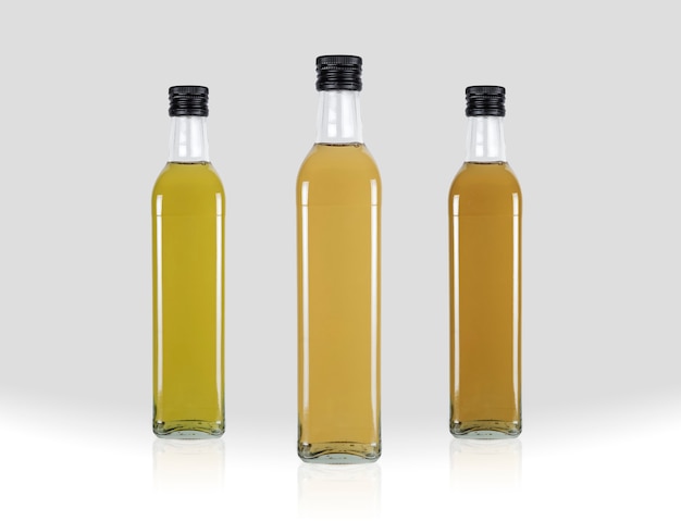 Varietà di olio d'oliva in bottiglia isolato