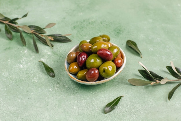 Varietà di olive intere verdi e nere.