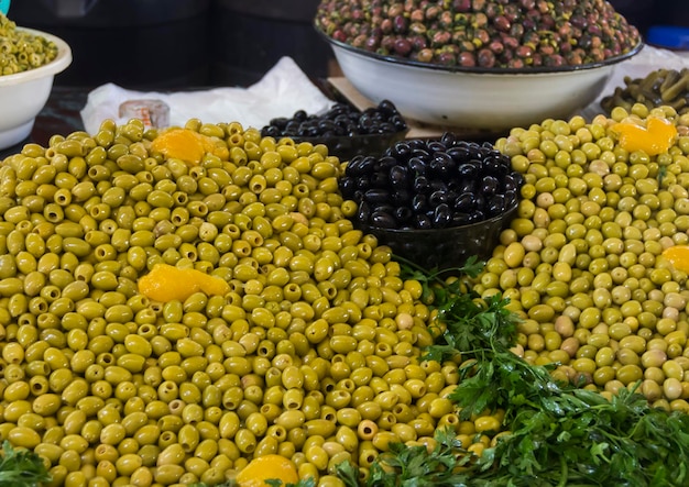 Varietà di olive per la vendita sul mercato