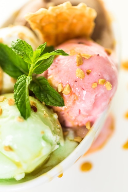 Varietà di palline di gelato in una ciotola bianca.