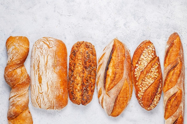 Varietà di pane fatto in casa appena sfornato.