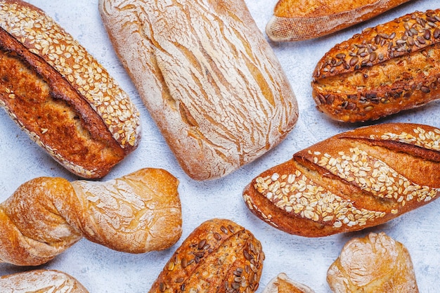 Varietà di pane fatto in casa appena sfornato.