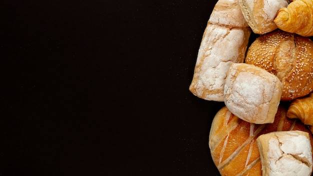 Varietà di pane su sfondo nero