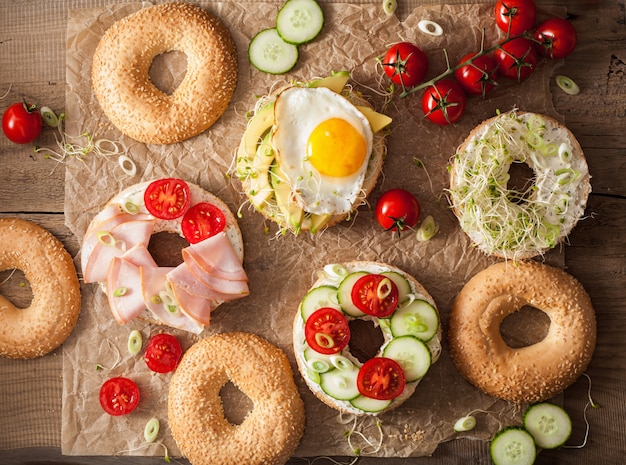 Varietà di panini su bagel con uova e verdure