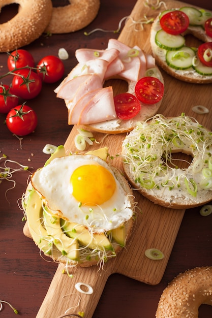 Varietà di panini su bagel