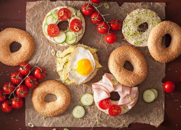 Varietà di panini su bagel