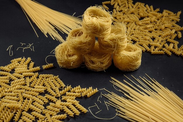 Varietà di pasta di cottura della pasta vista dall'alto