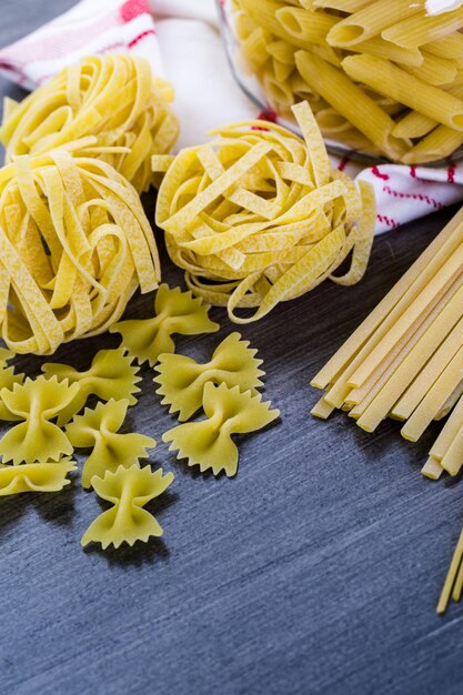 Varietà di pasta secca biologica su tavola di legno.