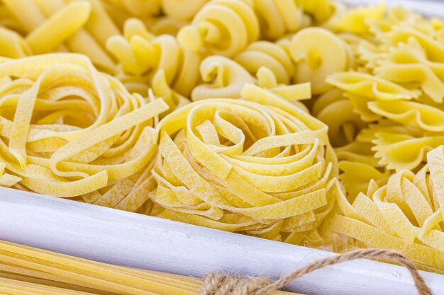 Varietà di pasta secca biologica su tavola di legno.