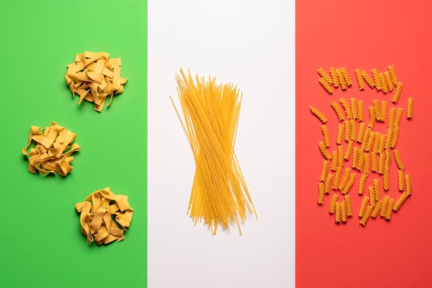 Varietà di pasta sullo sfondo della bandiera italiana Diversi tipi di pasta