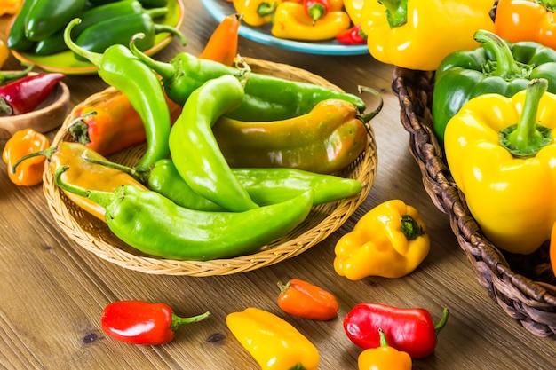 Varietà di peperoni biologici freschi sul tavolo.