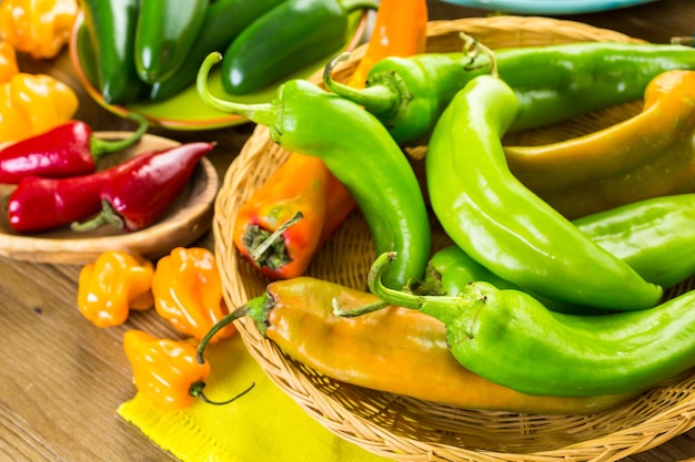 Varietà di peperoni biologici freschi sul tavolo.