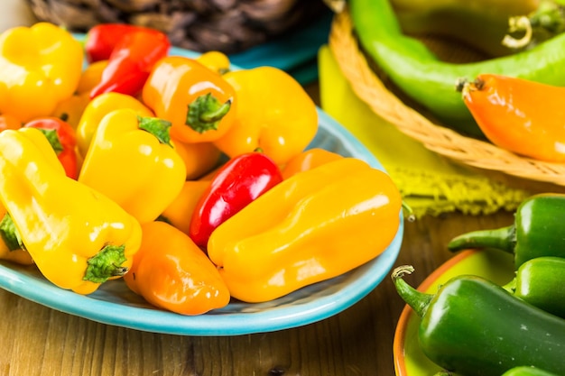 Varietà di peperoni biologici freschi sul tavolo.