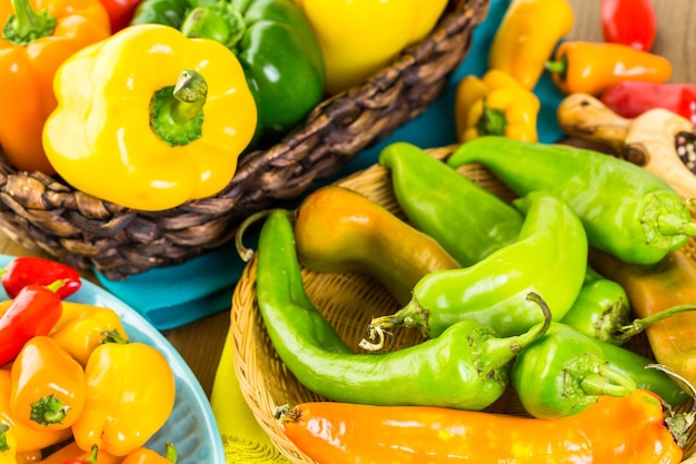 Varietà di peperoni biologici freschi sul tavolo.