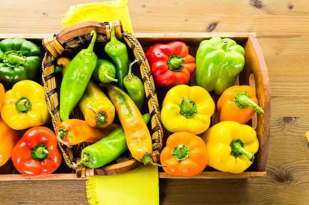 Varietà di peperoni biologici freschi sul tavolo.