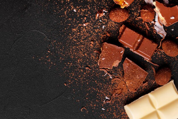 Varietà di praline di cioccolato dolci fatte in casa su fondo di legno