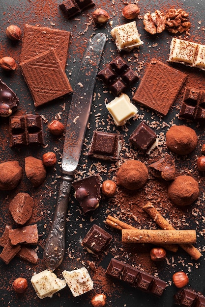 Varietà di praline di cioccolato dolci fatte in casa su fondo di legno