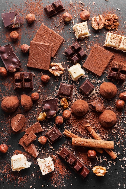 Varietà di praline di cioccolato dolci fatte in casa su fondo di legno