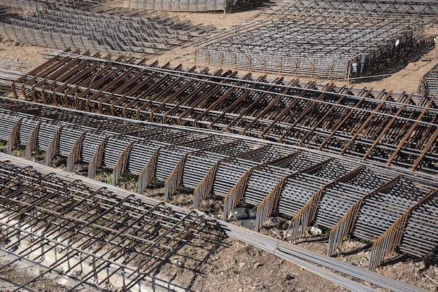 Varietà di reti di rinforzo in acciaio in un cantiere edile