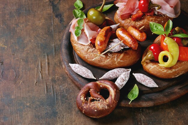 Varietà di spuntini di carne in salatini