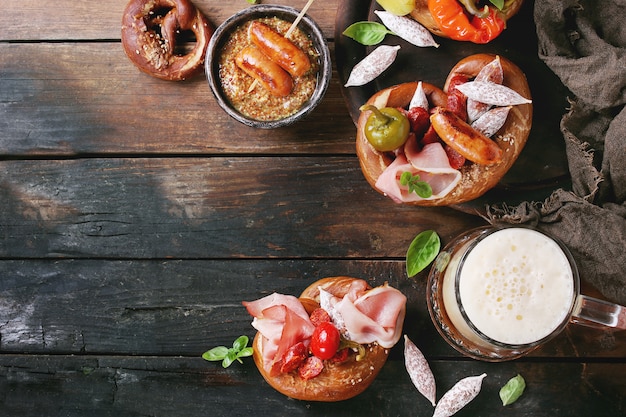 Varietà di spuntini di carne in salatini