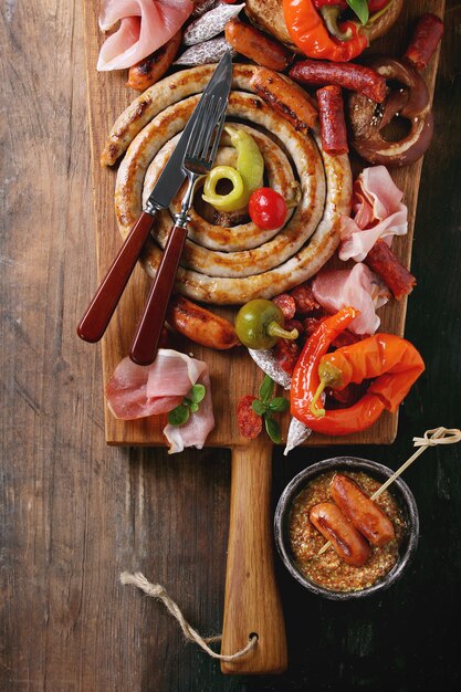 Varietà di spuntini di carne in salatini