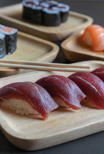 Varietà di sushi e nigiri sul tavolo del ristorante. Messa a fuoco selettiva