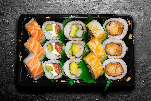 Varietà di sushi su sfondo scuro vista zenitale cibo sano