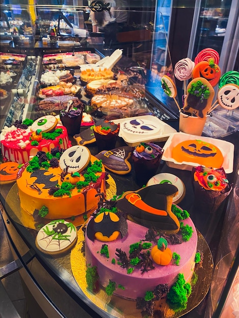 Varietà di torte decorate in stile Halloween nella vetrina della pasticceria