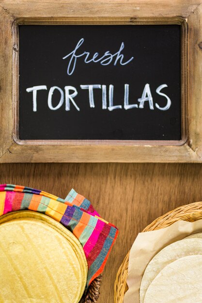 Varietà di tortillas fresche su uno sfondo di legno.