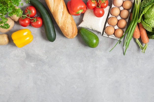 Varietà di verdure e prodotti alimentari sulla vista dall'alto del tavolo in cemento grigio