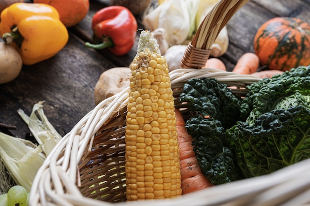 Varietà di verdure fresche autunnali in un cesto di vimini.