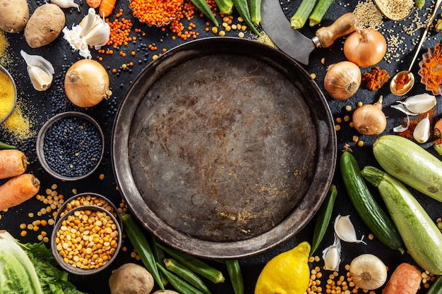 Varietà di verdure fresche gustose su oscurità