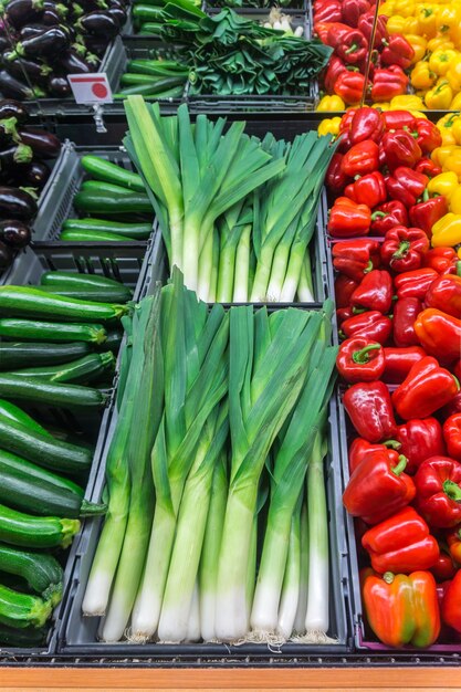 Varietà di verdure fresche sugli scaffali dei negozi