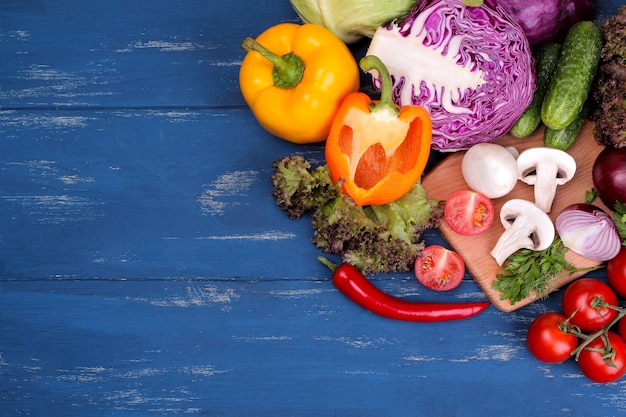 Varietà di verdure fresche sul tavolo