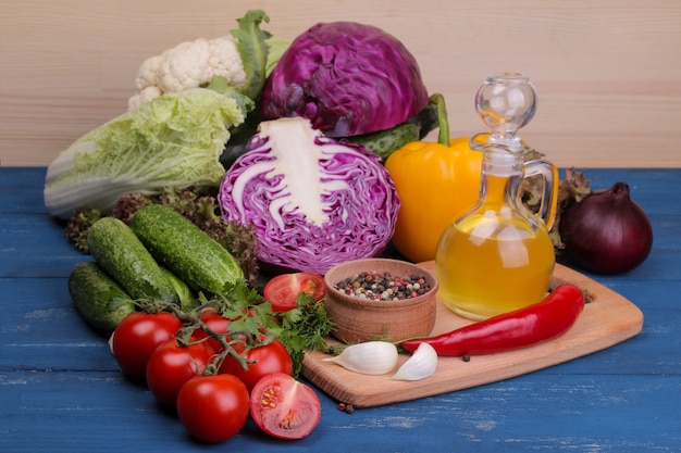 Varietà di verdure fresche sul tavolo