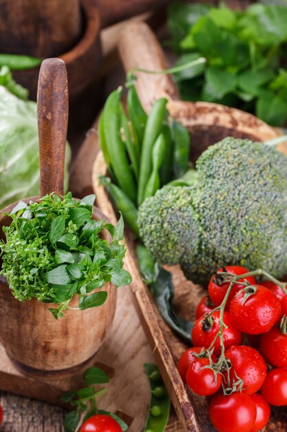 varietà di verdure in articoli di legno d&#39;epoca