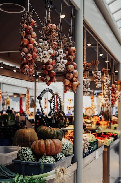 Varietà di verdure in un mercatino di Natale.