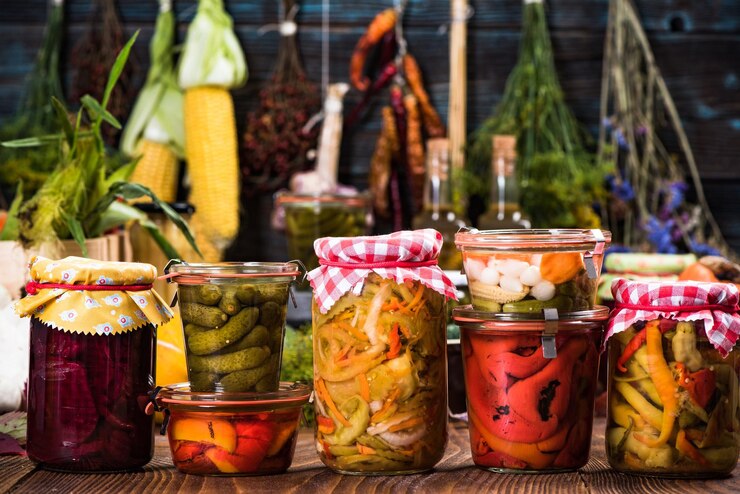 Varietà di verdure marinate sottaceto e fermentate in vasetto