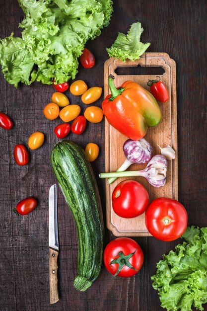 Varietà di verdure su un tavolo di legno