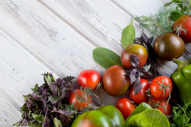 varietà di verdure verdi e rosse,