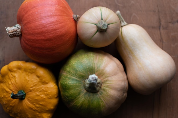 Varietà di zucche su una zucca di pattypan di butternut da tavola