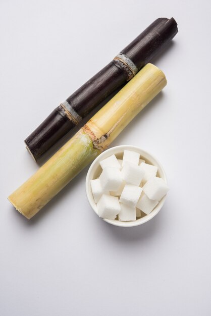 Varietà indiane di zucchero - sottoprodotti di canna da zucchero o Ganna serviti in una ciotola. Messa a fuoco selettiva