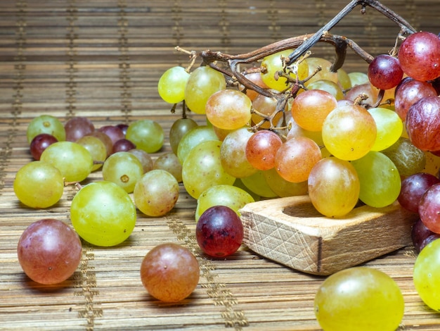 Varietà verde di uva sul tavolo Raccolta delle bacche Arredamento per la casa Kishmish sul tavolo Uve di diversi colori Dessert alla frutta Ingrediente del vino