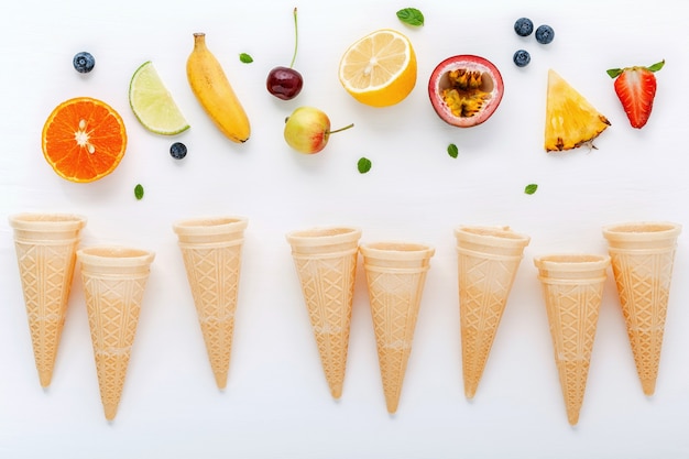 Vario del gusto del gelato in installazione dei coni su fondo bianco per progettazione del menu dei dolci.