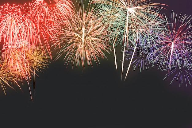 Variopinto dei fuochi d&#39;artificio nel festival del nuovo anno di festa sul cielo nero.