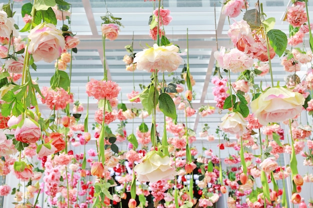 Variopinto di dolce fiore artificiale che pende dal soffitto. Bei fiori capovolti.