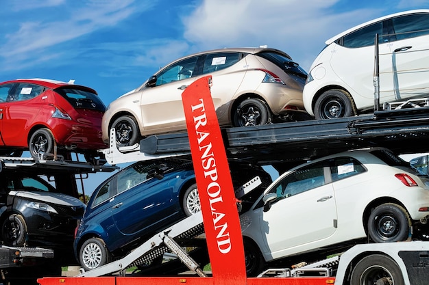 Varsavia, Polonia - 17 settembre 2018: Camion di trasporto dell'automobile sull'autostrada asfaltata in Polonia. Camion bisarca